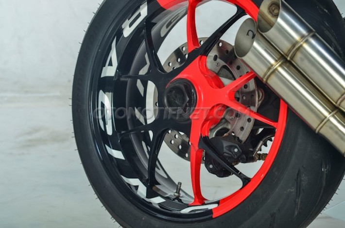 Không chỉ có mâm trước, mâm sau của chiếc xe cũng được độ mâm Marchesini từ Ducati Streetfighter, kèm theo lốp Brigestone Battlax S21 bản 190/55/17. Tuy nhiên do mâm sau dành cho gắp đơn nên toàn bộ gắp của Streetfighter cũng đã được "phẫu thuật" sang cho CBR250RR, đi kèm hệ thống phanh với heo Brembo 2 pis đối xứng.