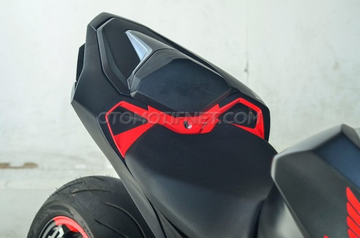 Cặp mâm xe được sơn màu đen/cam độc đáo theo phong cách của KTM Super Duke 1290R. Để khiến dáng xe trở nên thể thao hơn, pát biển số nguyên bản đã bị loại bỏ, đồng thời yên cho người ngồi sau cũng được thay bằng ốp yên solo.