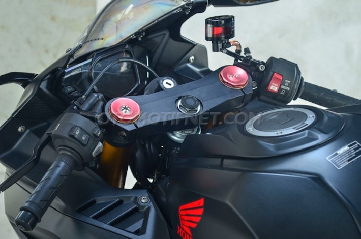 Để có thể lắp được cặp phuộc Showa của Ninja ZX-6R, một bộ chảng 3 trên dưới bằng nhôm CNC đã được "thửa riêng" cho chiếc xe. Nằm ở phía trên tay lái là bình dầu Rizoma Next và cùm phanh Brembo RCS 19.