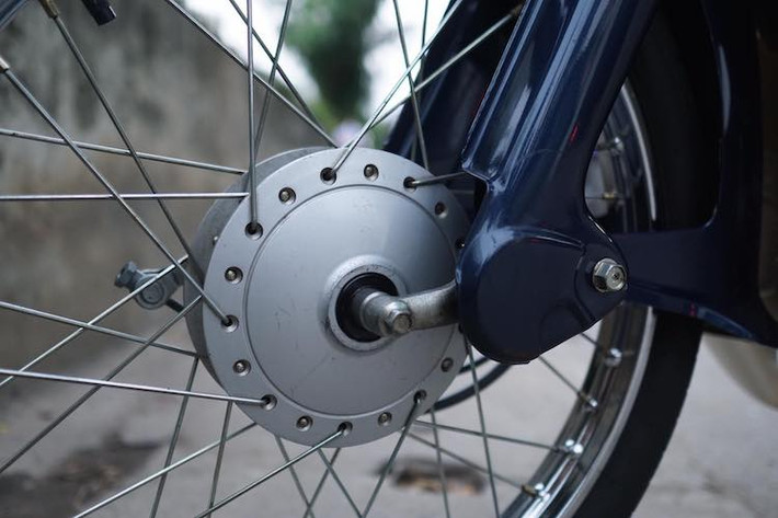 Những chi tiết "tố" tuổi thật của chiếc xe rõ nhất là một số chi tiết sơn nhũ như moay-ơ và bộ phanh phía trước đã có dấu hiệu trầy nhẹ theo thời gian. Tuy nhiên với một chiếc xe có "hộ khẩu" Hà Nội được 20 năm và còn trong tình trạng tổng thể rất mới, đây chỉ là những nhược điểm nhỏ.