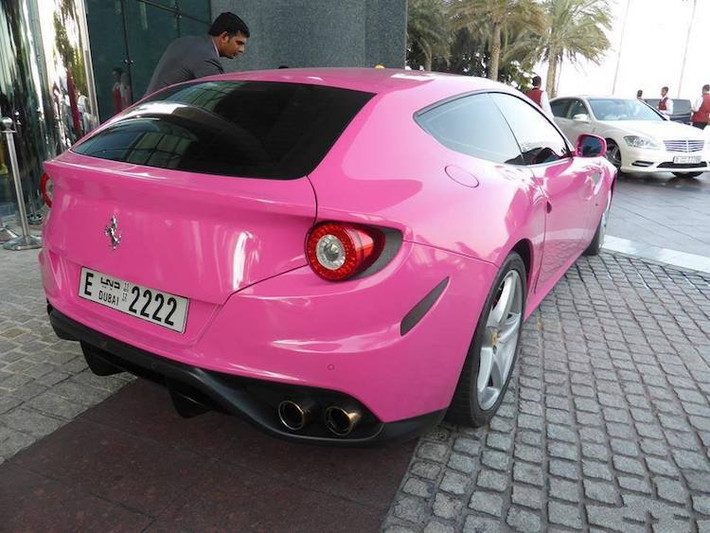 Theo ông Herbert Appleroth - Giám đốc điều hành Ferrari khu vực châu Á - Thái Bình Dương, hãng siêu xe Ferrari sẽ không bao giờ bán ra một chiếc siêu xe màu hồng. Lý giải về quy định kỳ dị này, ông Appleroth cho biết đó là một "điều luật" của công ty và màu hồng không phù hợp với hình ảnh của công ty.