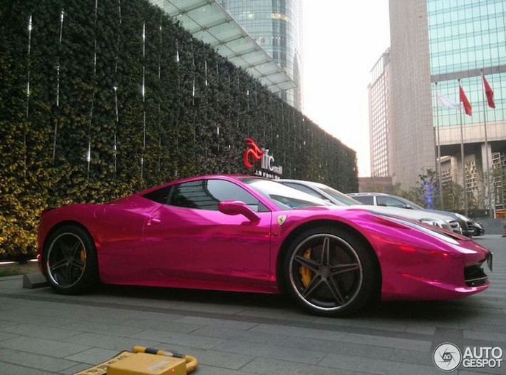 Ferrari là một hãng siêu xe rất bảo thủ và "khó tính" trong việc giữ gìn hình ảnh thương hiệu của mình. Trước đây, hãng cũng đã từng yêu cầu những chủ xe Ferrari "độ hết bài" hoặc "thửa riêng" thân xe mới không được gắn logo "ngựa chồm" nổi tiếng lên chiếc xe của mình, dù chúng vốn cũng là những chiếc xe Ferrari chính hãng.