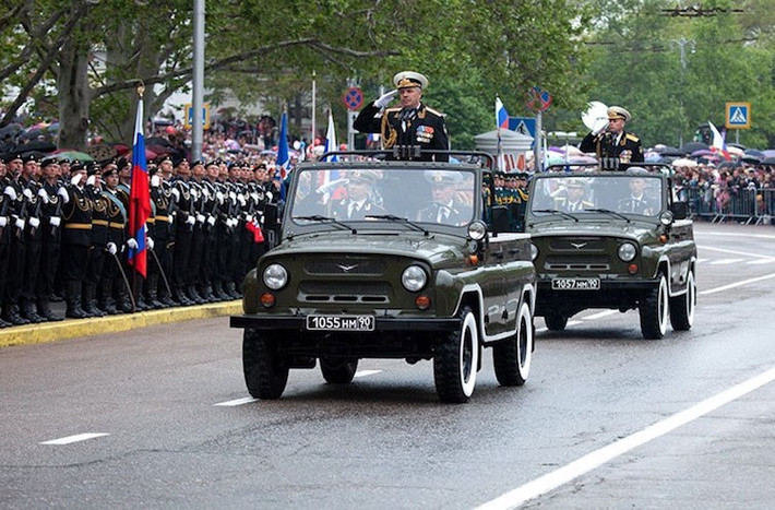 Về mặt nào đó, UAZ có thể coi là một mẫu xe thay thế cho những dòng Gaz 69 trong kháng chiến chống Mỹ trước đây. Không chỉ tại Việt Nam, chiếc xe cũng đã trở thành một phần không thể thiếu của các cuộc diễu binh, duyệt binh quân đội ở Nga và một số nước thuộc Liên Xô cũ.
