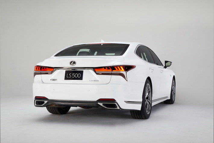 Ngoài các logo F Sport trên vè trước, phiên bản với gói trang bị thể thao này cũng có bộ mâm đúc 5 cánh kép mới, sở hữu kiểu dáng khá giống dòng siêu xe đầu tiên và duy nhất của Lexus tính tới thời điểm này là LFA. Tuy nhiên phần đuôi của chiếc xe không có sự thay đổi.