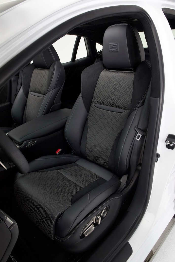 Hàng ghế trước của mẫu xe sedan LS F Sport cũng được thay cặp ghế thể thao ôm lấy lưng và eo người ngồi hơn. Trên bề mặt của mỗi ghế ngồi này, Lexus đã bọc vải với hoa văn đặc biệt và dập nổi logo F Sport trên tựa đầu. Dù không có lưng ghế dạng thể thao nhưng hàng ghế sau của xe cũng có hoa văn như ghế trước.