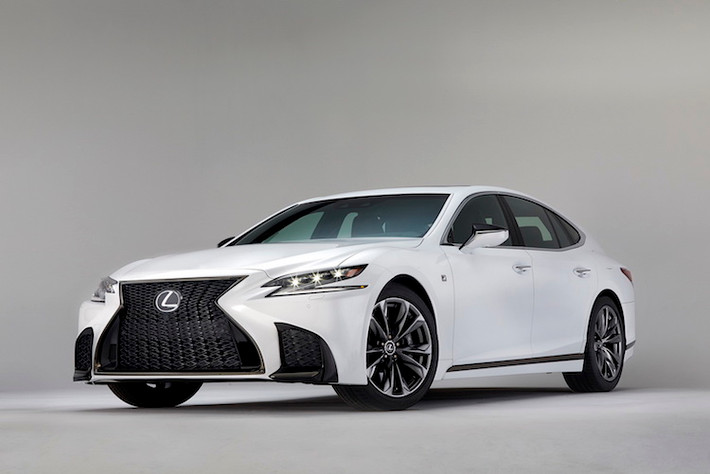 Tại 2 triển lãm đầu năm là Detroit và Geneva, Lexus đã lần lượt ra mắt 2 phiên bản của dòng xe sang LS thế hệ mới là LS500 và LS500h. Sắp tới tại triển lãm New York, hãng sẽ tiếp tục tung ra chiếc xe sang Lexus LS F Sport dựa trên 2 phiên bản động cơ này, nhưng sở hữu thêm gói trang bị thể thao F Sport.