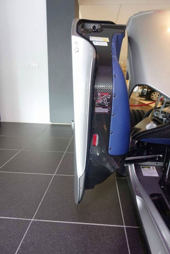 Là một siêu xe đỉnh cao, bộ khung nguyên khối của Koenigsegg CCX được làm từ sợi carbon và gia cố bởi kết cấu chịu lực dạng tổ ong bằng kevlar cùng hợp kim nhôm. Giống như những mẫu xe trước đó của Koenigsegg, CCX sử dụng thiết kế cửa cắt kéo đổ gục 90 độ đặc trưng của hãng với tên gọi "Dihedral Synchro-Helix".
