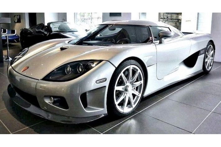 Vào năm 2006 tại triển lãm Geneva, mẫu siêu xe Koenigsegg CCX đã lần đầu tiên được hãng xe Thụy Điển Koenigsegg ra mắt. Tên gọi của chiếc xe là viết tắt của từ Competition Coupe X, trong đó chữ X mang ý nghĩa số 10 La Mã. CCX được tạo ra nhằm kỷ niệm 10 năm mẫu xe đầu tiên của Koenigsegg là CC ra đời.