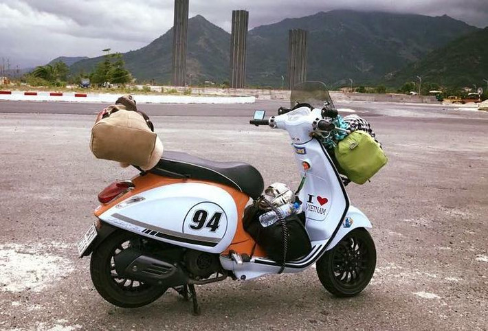 Với loạt phụ tùng chính hãng Piaggio cùng phuộc độ và dàn áo sơn phong cách xe đua, người chơi xe Bạc Liêu đã "biến hóa" chiếc xe tay ga Piaggio Vespa Sprint theo phong cách xe đường trường adventure.