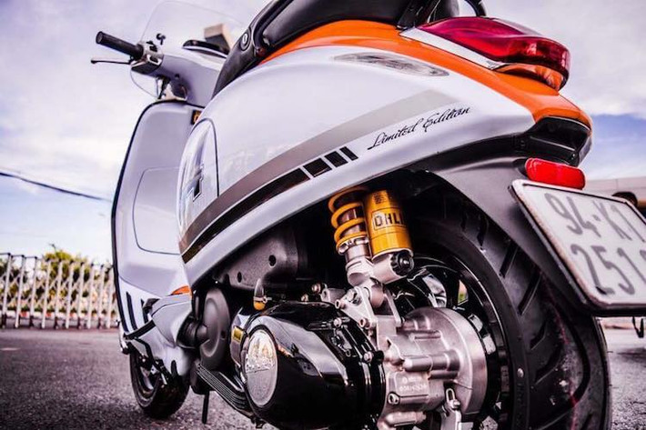 Ở phía sau, hệ thống treo của xe cũng được nâng cấp với phuộc Ohlins bình dầu rời. Trong khi đó, động cơ nguyên bản của Vespa Sprint không có sự thay đổi ở bên trong, chỉ có bưởng máy sơn bóng tương tự mâm xe.