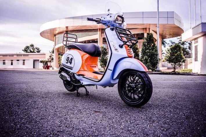 Vào tháng 10 năm 2016, một phiên bản Vespa Sprint mới được Piaggio ra mắt là Vespa Sprint Aventure đã được ra mắt với một loạt các phụ kiện dành cho các chuyến đi đường dài được trang bị sẵn. Để nâng cấp chiếc Sprint "đời đầu" của mình lên cấu hình "đi tour", một người chơi xe tại Bạc Liêu đã trang bị đầy đủ các chi tiết này, đồng thời nâng cấp thêm giảm xóc.