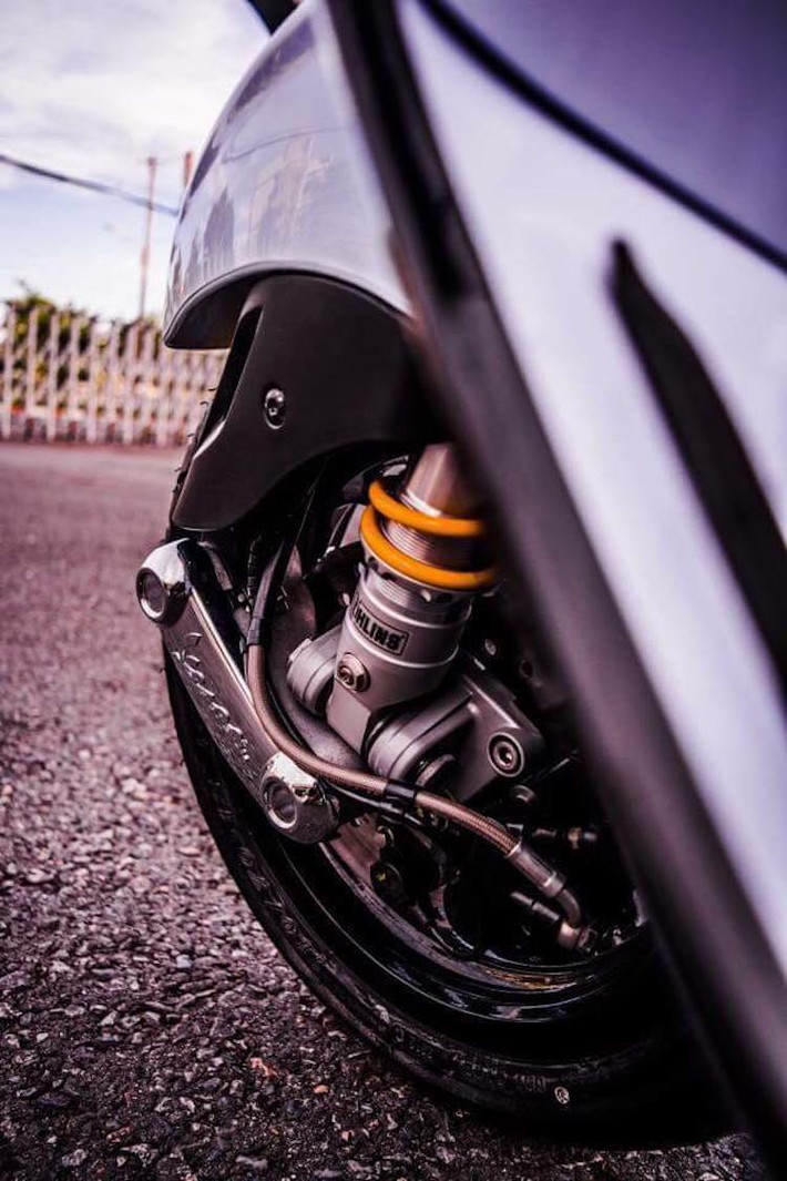 Trên bản độ khá "nhẹ nhàng" này, phuộc trước nguyên bản của Vespa Sprint đã được chủ xe thay bằng phuộc Ohlins được thiết kế riêng cho dòng xe, đem tới cảm giác điều khiển ổn định và an toàn hơn trên mỗi hành trình dài.