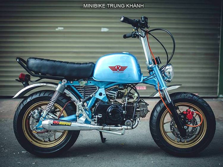 Trên bản độ này, minibike Trung Khánh vẫn giữ nguyên thiết kế của Gorilla với bình xăng đặc trưng. Tuy nhiên, tay lái của xe đã được chế lại với dạng ghi-đông cao và rộng, đem tới tư thế ngồi thẳng lưng tuyệt đối đầy thoải mái.