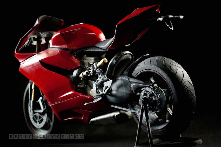 Mô hình Ducati 1199 Panigale này đã được một người yêu môtô mang tên Jacky Wan tự dựng lên bằng phần mềm CAD của hãng Autodesk, sau đó chuyển bản vẽ 3D vào và in ra bằng máy in Ultimaker.