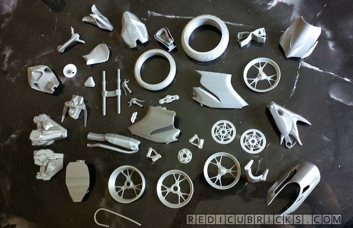 Để thành phẩm có được độ chính xác cao nhất, thay vì in nguyên khối ra chiếc xe, anh Wan đã phải cất công dựng 3D từng bộ phận theo mẫu của chiếc 1199 Panigale thật, sau đó ghép lại với nhau bằng keo dán.