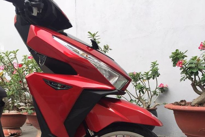 Được các cửa hàng xe nhập khẩu đưa về Việt Nam, Click 125i cùng Vario 150 có số lượng người chơi đông đảo, đặc biệt là tại các tỉnh thành miền Nam. Với mong muốn chiếc xe nổi bật hơn nhưng không mất đi vẻ đẹp nguyên bản, một người chơi Click 125i đã "độ kiểng" lại chiếc xe với một số đồ chơi, trong đó tập trung vào cặp bánh.