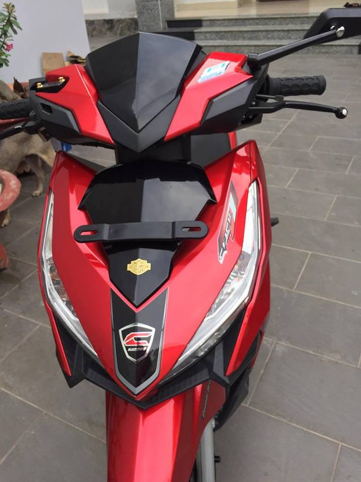 Mẫu xe tay ga nhập Thái Lan Honda Click 125i đã được người chơi xe Việt "biến hóa" đơn giản nhưng đẹp mắt nhờ "dàn chân" độ bánh căm bản mỏng nhẹ nhàng.