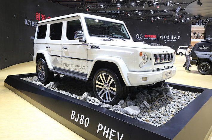Là sản phẩm của tập đoàn BAIC trực thuộc Trung ương Trung Quốc, tuy nhiên bất kỳ người yêu xe nào cũng có thể dễ dàng nhận ra rằng chiếc BJ80 PHEV đã "copy" thiết kế mang tính biểu tượng của dòng xe địa hình Mercedes G-Class.