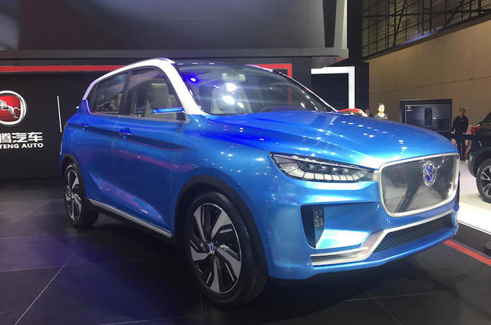 Mẫu xe điện Trung Quốc có tên gọi Hanteng EV này đã "nhái" một cách "nửa vời" tới 2 hãng xe nổi tiếng Thế giới. Trong khi kiểu dáng của chiếc xe rất giống dòng crossover cao cấp F-Pace từ Jaguar thì logo của thương hiệu này lại là hình ảnh "ngựa chồm" vốn gắn liền với hãng siêu xe Ferrari.