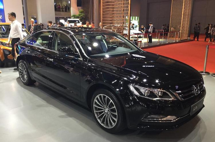 Hãng Zotye có vẻ rất thích "học" kiểu dáng từ những thương hiệu châu Âu khi dòng xe cao cấp của họ là Z700 tổng hợp nhiều nét thiết kế của Audi A6 lẫn Volkswagen Passat. Theo đại diện của hãng, dòng xe này có giá 90.000 NDT (tương đương 297 triệu) và được khá nhiều quan chức chính phủ ưa chuộng.