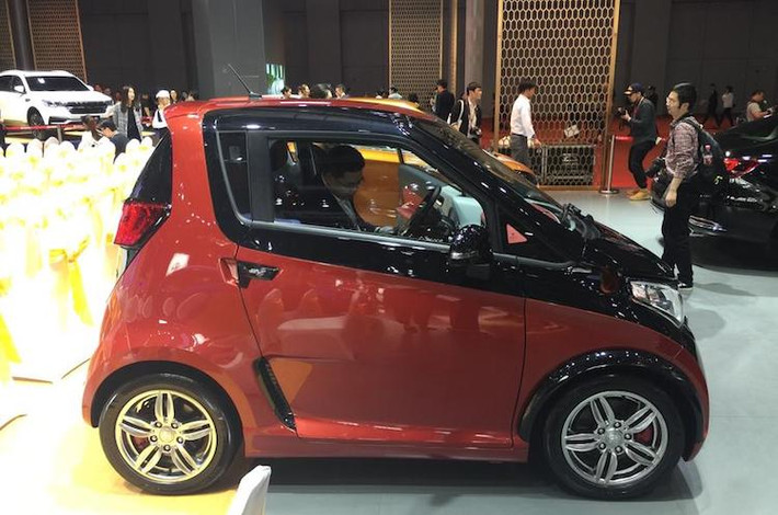 Dòng xe mini Smart Fortwo tới từ Đức cũng đã bị "nhái trắng trợn" bởi chiếc xe điện Zotye E200. Thậm chí, đại diện Zotye còn "mạnh miệng" tuyên bố rằng sản phẩm của họ còn ưu việt hơn chiếc Fortwo chạy điện "hàng thật" với tầm hoạt động lớn hơn 25% và hiệu năng tương đương.