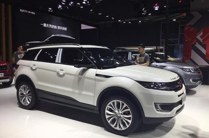 Nhắc tới xe nhái tại triển lãm Thượng Hải 2017, cái tên Landwind X7 không thể vắng mặt khi có kiểu dáng "copy" một cách "không xấu hổ" từ Range Rover Evoque, tới nỗi hãng xe Anh Quốc buộc phải đâm đơn kiện. Tuy nhiên, chính phủ Trung Quốc đã xử cho 2 hãng xe "huề cả làng" do cả X7 và Evoque đều đã được bày bán trước khi nộp đơn đăng ký bản quyền.