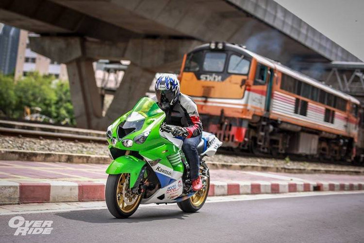 Ở dạng nguyên bản, khối động cơ DOHC 1352 cc 4 xi-lanh của Kawasaki ZX-14R vốn đã cực kỳ mạnh mẽ với công suất lên tới 190 mã lực. Tuy nhiên Power Lube đã độ lại ECU Power Commander và thay cho chiếc xe cặp pô Austin Racing GP2 để giúp cho công suất được tăng lên khoảng 200 mã lực. Với sức mạnh này, chiếc xe có thể đạt tốc độ tối đa lớn hơn mức giới hạn 299 km/h nguyên bản.