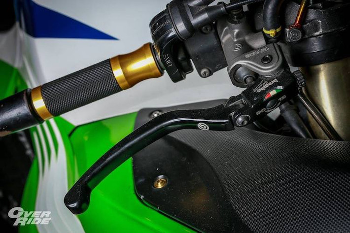 Hoàn thành hệ thống phanh trước của chiếc xe là cùm phanh Brembo RCS19 ở phía trên tay lái, đi kèm với bình dầu Rizoma. Trong khi đó, cùm côn cũng được nâng cấp bằng loại côn dầu RCS16. Cả 2 bên tay lái đều được trang bị bao tay Rizoma Lux.