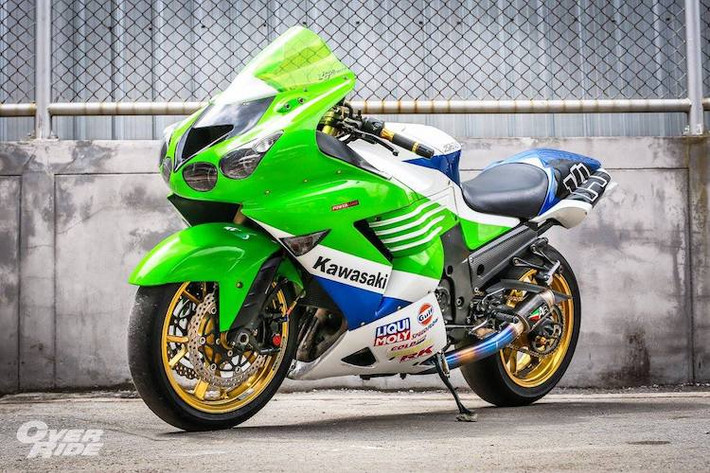 Khi nói đến superbike siêu tốc, cái tên “thần gió” Suzuki Hayabusa sẽ dễ dàng được những người yêu môtô nhớ đến. Tuy nhiên chiếc xe của Suzuki còn có một đối thủ "im hơi lặng tiếng" hơn là Kawasaki Ninja ZX-14R. Ra mắt vào năm 2006, Ninja ZX-14R là câu trả lời tiếp theo của Kawasaki sau khi hãng không thể đánh bại Hayabusa với chiếc ZX-12R trước đó.