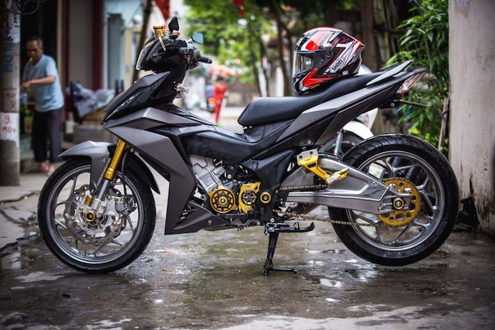 Sau một thời gian tìm chỗ đứng trên thị trường, mẫu xe côn tay Honda Winner 150 đã dần khẳng định được chỗ đứng đối với cả người tiêu dùng bình thường lẫn dân chơi xe. So với đối thủ Exciter 150, dù chưa thể vượt qua được nhưng số lượng những bản độ đẹp mắt từ Winner đang ngày một nhiều lên mỗi ngày ở Việt Nam.