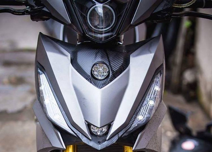 Mới đây nhất, một biker Hải Phòng cũng đã hoàn thành một bản độ đẹp mắt từ Winner, với điểm nhấn là "dàn chân" độc đáo. Tuy nhiên, chiếc Winner này còn được độ lại khá nhiều chi tiết khác, bắt đầu từ cụm đèn pha gương cầu từ Audi Q5 và kèm theo vòng sáng Devil Eyes như "mắt quỷ". Nằm bên dưới mặt nạ xe là những đèn LED L4 được giấu gọn gàng, trong khi cặp đèn demi của xe cũng được độ LED.