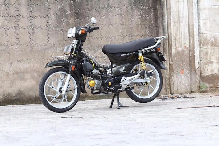 Trong khi đó, một số chi tiết như baga trước, sau và giữa lườn xe làm từ thép đường kính 10 ly lại gần như không thể thiếu vắng trên bất kỳ bản độ Dream kiểng nào. Về tem xe, người chơi cũng khá tự do lựa chọn, tuy nhiên loại tem chữ nổi như chiếc xe trong ảnh hoặc tem của Honda Dream EX5 tại Malaysia khá được ưa chuộng.