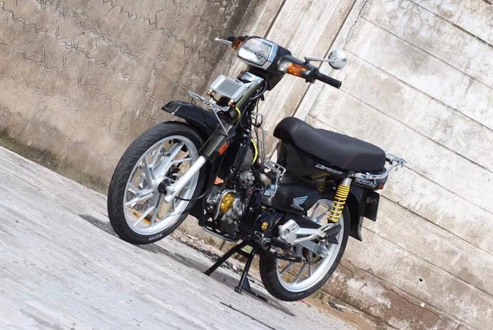 Tại Việt Nam, dòng xe số Honda Dream II hay phiên bản được sản xuất tại Việt Nam là Honda Super Dream 100 thường được chơi theo 2 phong cách "giật zin" và độ kiểng. Trong khi những người chơi xe ngoài miền Bắc ưa chuộng những chiếc Dream "giật zin" thì ở trong Nam, phong cách độ kiểng đã nhiều năm được các biker áp dụng lên Dream, Wave và nhiều dòng xe số phổ thông khác.