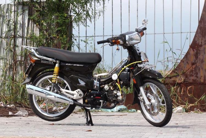 Chiếc Super Dream 100 của một người chơi xe tại Sài Gòn này có thể coi là "chuẩn mực" đơn giản nhất cho một bản độ kiểng. Khác biệt đầu tiên của chiếc xe là bộ mâm "xương cá" kèm hệ thống phanh đĩa từ Suzuki Raider 150, khiến chiếc xe trông thể thao hơn. Ngoài mâm Raider, người chơi xe cũng có thể dùng mâm đúc từ các mẫu xe khác hay niềng nhôm.