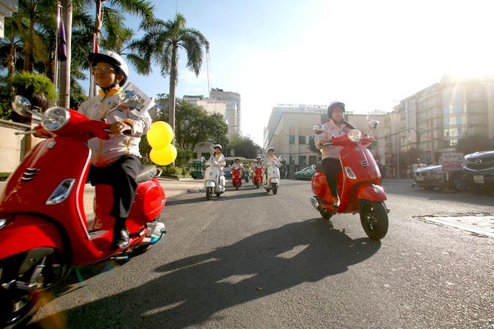 Bên cạnh Vespa Sprint và Vespa Primavera, mẫu xe "bình cũ rượu mới" Vespa LX iGet 2017 vừa ra mắt cách đây ít lâu cũng xuất hiện trong đoàn diễu hành. Sở hữu thiết kế gần như y hệt chiếc LX đời cũ quen thuộc, LX 2017 có giá 68 triệu cũng sở hữu động cơ xi-lanh đơn SOHC i-Get 3 van thế hệ mới từ Vespa Primavera, đạt công suất 7,6 kW/10,2 Nm.