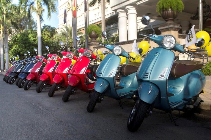 Trong khi đó, chiếc Vespa Primavera có thân xe y hệt như Sprint, nhưng sở hữu phần đầu nữ tính hơn. Ra đời trước Sprint, cả Primavera và Sprint đều được nâng cấp vào năm 2016 với động cơ iGET mới và tùy chọn phiên bản có phanh trước ABS. Vespa Primavera 125cc mới có phiên bản thường và phiên bản ABS giá bán lần lượt là 69,9 triệu và 73,5 triệu đồng; trong khi Vespa Sprint 125cc ABS mới sẽ có giá bán 74,5 triệu đồng.