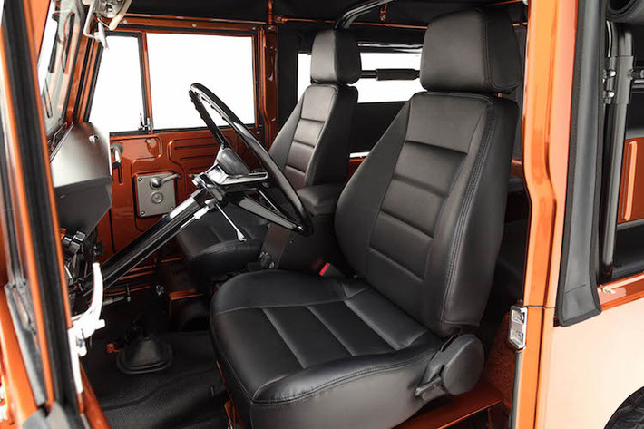 Cabin của chiếc xe cũng vẫn giữ lại chất tối giản của chiếc Land Cruiser FJ40 nguyên bản, không có các tấm ốp cửa hay vật liệu cách âm. Tiện nghi cao cấp nhất trong nội thất của xe là cặp ghế bọc da, có sưởi ấm của hãng Corbeau.