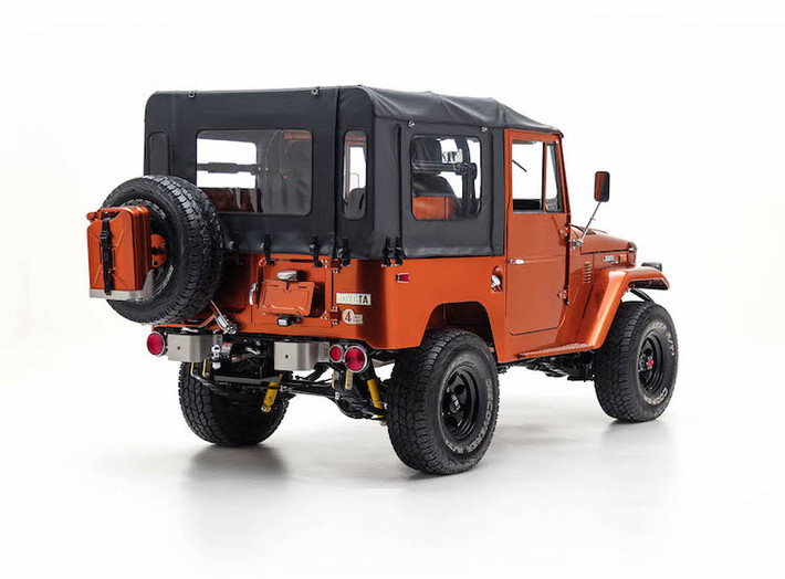 Những chiếc lốp của xe cũng đã được The FJ Company thay bằng loại Cooper Discover đa địa hình, đồng thời chiếc Land Cruiser FJ40 còn có đầy đủ các trang bị hỗ trợ offroad như can xăng hay móc kéo. Toàn bộ thân xe đã được sơn trong gam màu đồng đỏ đẹp mắt, với phần mui bạt cùng cản trước sau và mâm thép dập màu đen.