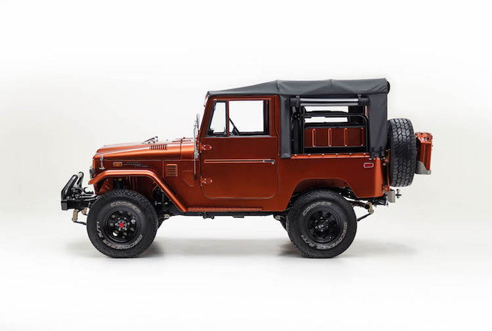 Ở bên ngoài, chiếc Land Cruiser FJ40 đã được hãng The FJ Company phục chế và nâng cấp, trong khi vẫn giữ lại kiểu dáng nguyên bản của chiếc xe. Ở phía trước, chiếc Land Cruiser FJ40 vẫn có những đèn pha tròn nhưng đã được nâng cấp lên đèn LED sáng hơn. Hệ thống treo của xe là loại siêu bền do hãng chuyên phụ tùng offroad Old Man Emu cung cấp.