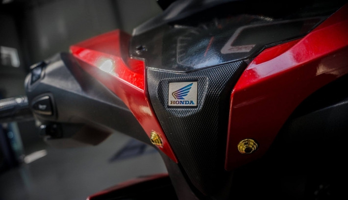 Hoàn tất hệ thống phanh trước của xe là cùm phanh Brembo RCS trên tay lái. Logo Honda bằng titan và những con ốc kiểng giúp trang trí thêm cho khu vực tay lái của chiếc xe. Ngoài ra, ở bên trong hốc gió nguyên bản ở mặt nạ trước của Winner còn được chủ nhân trang bị thêm một đèn LED L4 chiếu sáng tăng cường.