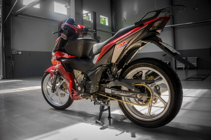 Chiếc Honda Winner 150 trong bài được một người chơi xe tại Sài Gòn trang bị cho một số phụ tùng hữu dụng để "đi tour", cùng với "dàn chân" đẹp mắt và hệ thống phanh nâng cấp toàn diện để đảm bảo an toàn. Bên cạnh việc đẹp mắt hơn, chi phí độ mẫu xe này cũng không quá đắt.
