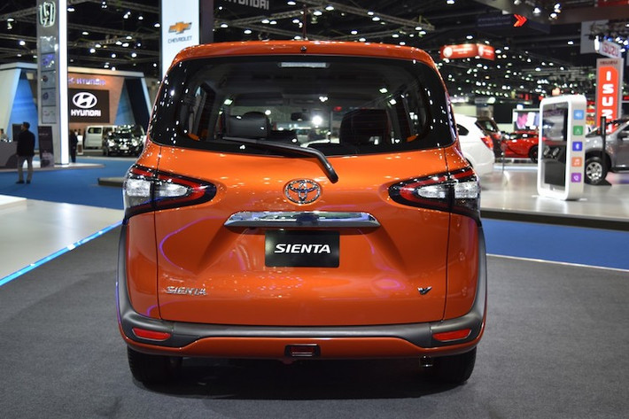 Tại thị trường Thái Lan, Toyota Sienta sẽ được bán với 2 phiên bản: 1.5 G có giá 750.000 Baht (tương đương 494 triệu đồng) và 1.5V cao cấp giá 825.000 Baht (tương đương 543 triệu đồng).