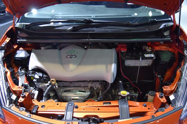 Mọi phiên bản của Sienta đều sử dụng động cơ 1.5l VVT-i Dual 4 xi-lanh thẳng hàng nạp khí tự nhiên, có công suất tối đa 107 mã lực và mô-men xoắn cực đại 140 Nm. Hộp số tự động vô cấp CVT với 7 cấp số ảo giúp truyền sức mạnh tới cầu trước của xe.