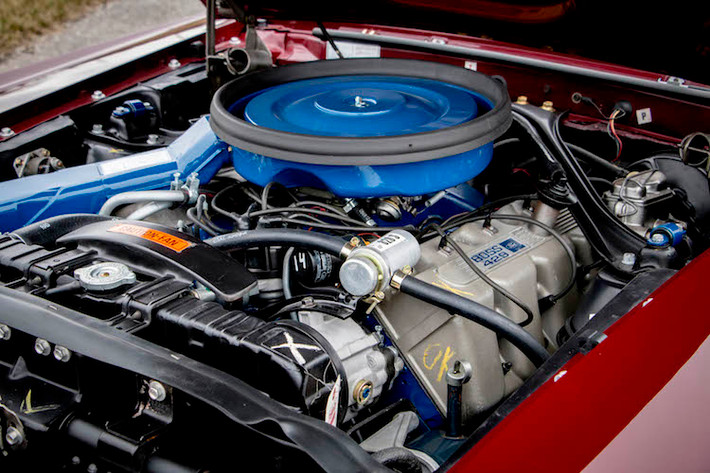 Điểm khác biệt lớn nhất của phiên bản Mustang Boss 429 này đó là động cơ của xe đã được nâng dung tích so với Boss 302. Đúng như tên gọi, dung tích của động cơ xe đã đạt tới 429 inch khối (tương đương 7 lít), nạp khí tự nhiên thông qua bộ chế hòa khí Holley.