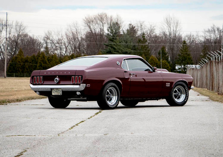Dựa trên cơ sở phiên bản Ford Mustang thế hệ đầu tiên đã trải qua đợt nâng cấp giữa vòng đời (facelift), Mustang Boss 429 cũng sở hữu thân xe mới và vòm mui đặc trưng có tên gọi "Sportroof". So với phiên bản thường, mẫu xe "cơ bắp" này chỉ có vài thay đổi như nắp ca-pô có khe gió lớn hơn, cánh khí động học ốp dưới cản trước...