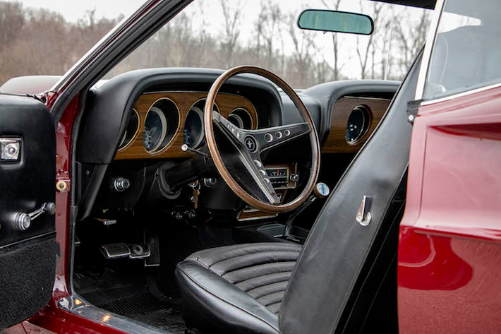 Ở bên trong nội thất của Mustang Boss 429 mang đậm phong cách của một chiếc Mustang thế hệ đầu tiên với bảng táp-lô chia thành 2 phần nổi đối xứng nhau, các chi tiết trang trí ốp gỗ và bọc da hoàn toàn.