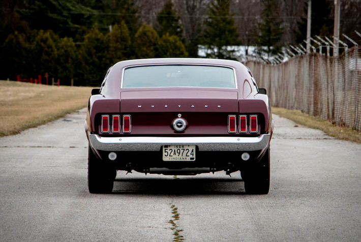 Chiếc Mustang Boss 429 trong bài viết này được sản xuất vào năm 1969 và ở trong tình trạng nguyên bản hoàn toàn, chuẩn bị được rao bán đấu giá tại thị trường Mỹ trong thời gian tới. Mức giá dự đoán của chiếc xe được cho là có thể lên tới 300.000 USD (tương đương 6,8 tỷ đồng) - đắt ngang nhiều siêu xe và đắt gấp gần 10 lần khi chiếc xe còn mới.