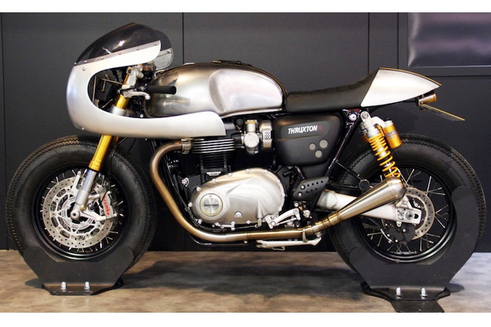 Bình xăng nguyên bản của Thruxton R vốn đã có thiết kế rất đẹp mắt, chính vì vậy Down & Out chỉ sửa đổi bằng cách tẩy sơn màu, đánh bóng và phủ sơn bóng bảo vệ. Nằm bên trên bình xăng là một dây đai da lấy từ chiếc áo khoác của hãng độ Barbour International.