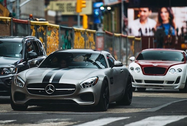 Tay hacker Tej do rapper Ludacris thủ vai cùng cô nàng Ramsey ở phần 7 đã cùng nhau ngồi trên chiếc siêu xe Mercedes AMG GT S. Vốn đã là một mẫu xe mạnh mẽ, chiếc AMG GT S được Tej lựa chọn không có sự thay đổi ở hệ động lực, chỉ có "dàn ngoài" với 2 sọc đen chạy dọc thân xe và bộ mâm hình sao 5 cánh màu đen mờ mạnh mẽ.