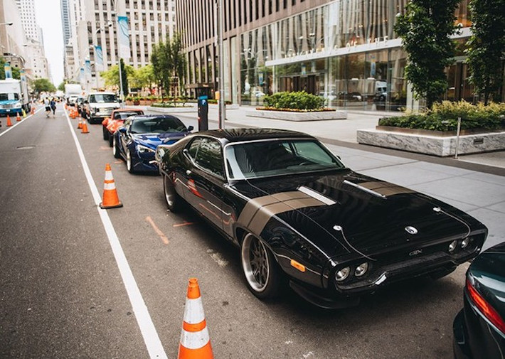 Dù có ít các cảnh đua xe hơn những phần trước, nhưng The Fate and the Furious vẫn lôi kéo hàng triệu lượt khách đến rạp trên toàn Thế giới bởi cốt truyện có nhiều tình tiết không lường trước, sự tương tác ăn ý giữa các nhân vật, các pha hành động gần đạt tới cảnh giới "siêu nhân" và dàn siêu xe, xe độ, xe đặc chủng "trong mơ".